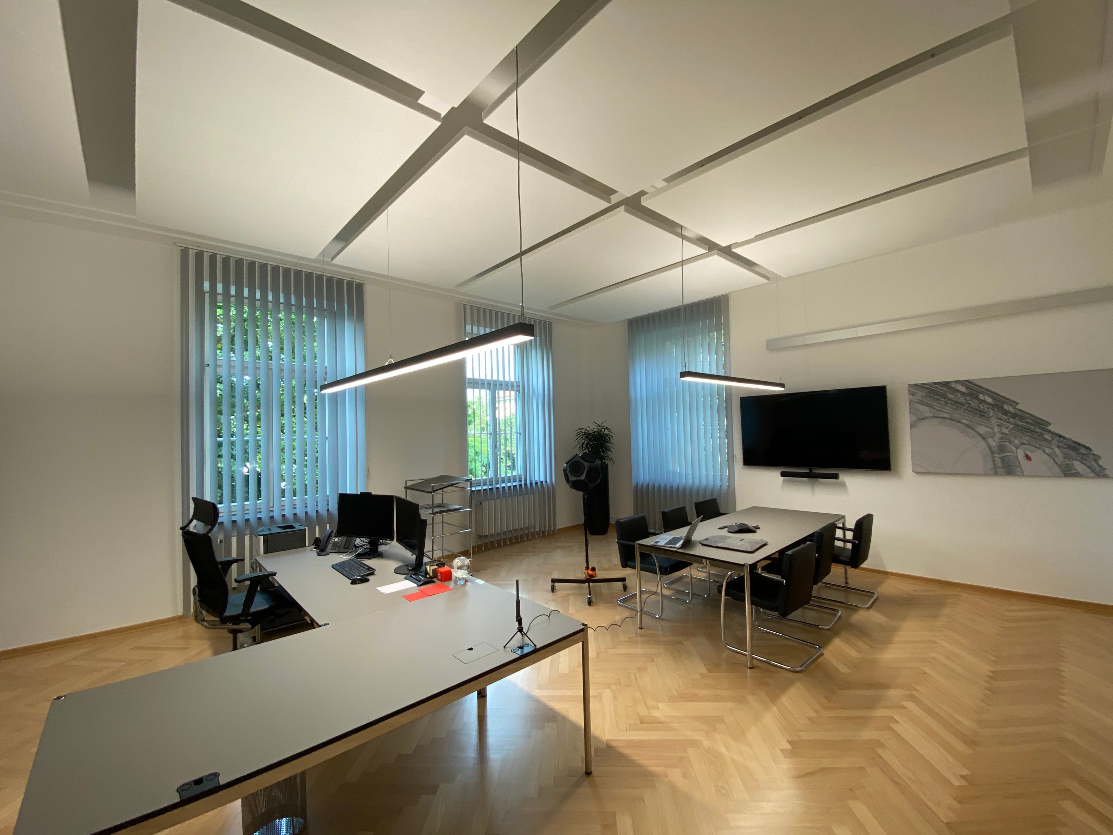Büro des Sparkassenpräsidenten mit großflächigem Raster aus weißen Decken-Schallschutzelementen.